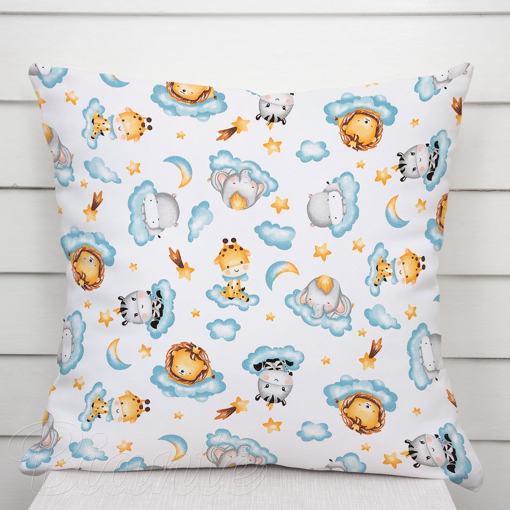 Dětský bavlněný povlak na polštář Sandra SA-693 Africká zvířátka na modrých obláčcích na bílém - Biante.cz