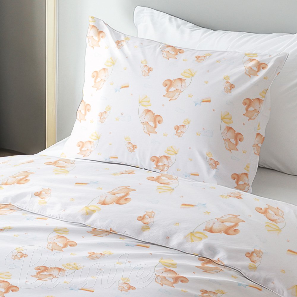 Dětské bavlněné ložní povlečení Sandra SA-643 Veverky s květinami na bílém - detail 1 - Biante.cz