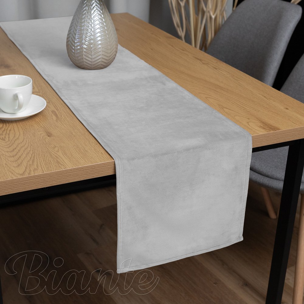 Zamatový behúň na stôl Velvet Prémium SVP-027 Svetlo sivý - Biante.sk