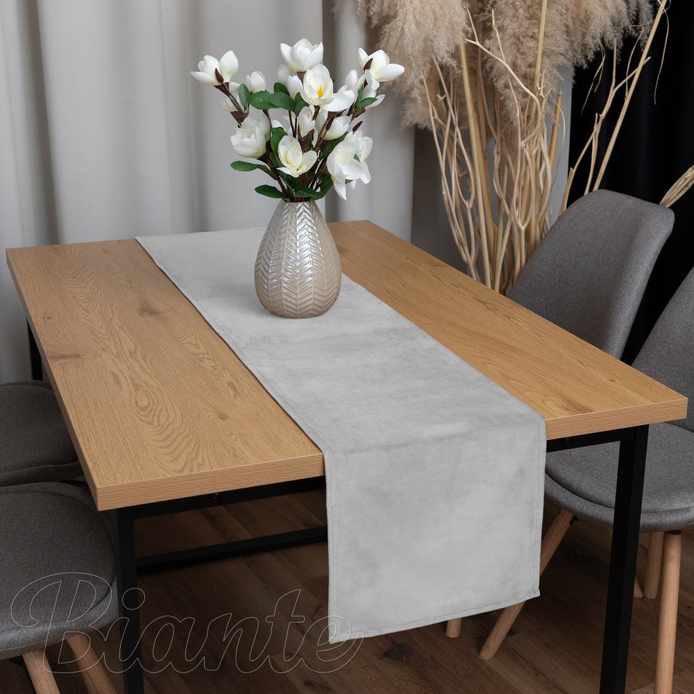 Zamatový behúň na stôl Velvet Prémium SVP-027 Svetlo sivý - detail 1 - Biante.sk