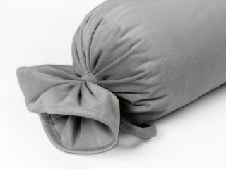 Sametový polštář válec bonbon Velvet Premium SVP-039 Šedý - detail 1 - Biante.cz Sametový polštář válec bonbon Velvet Premium SVP-039 Šedý - detail 1 - Biante.cz