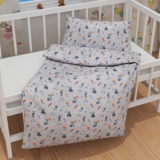 Dětské bavlněné povlečení do postýlky Sandra SA-599 Méďové na motorkách a skateboardech na světle šedomodrém - detail 1 - Biante.cz Dětské bavlněné povlečení do postýlky Sandra SA-599 Méďové na motorkách a skateboardech na světle šedomodrém - detail 1 - Biante.cz