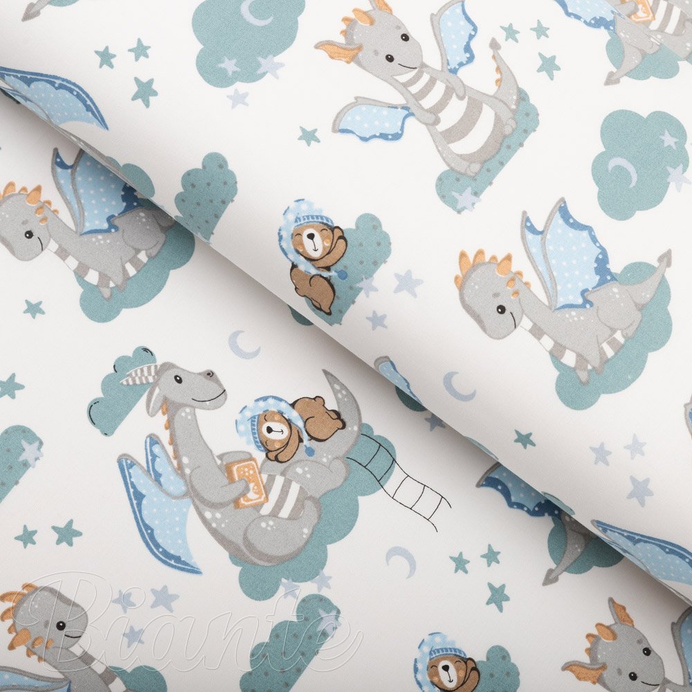 Dětská bavlněná látka/plátno Sandra SA-689 Dráčci s medvídky na modrozelených obláčcích na bílém - šířka 160 cm - Biante.cz