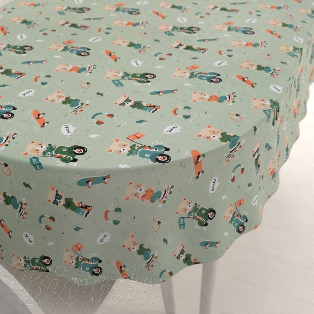 Detský bavlnený oválny obrus Sandra SA-468 Medvedíkovia na motorkách na zelenom - Biante.sk