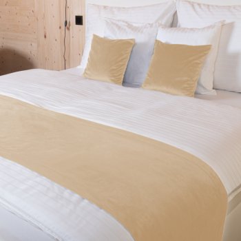 Sametový přehoz/běhoun na postel Velvet Premium SVP-006 Pískově béžový - Biante.cz