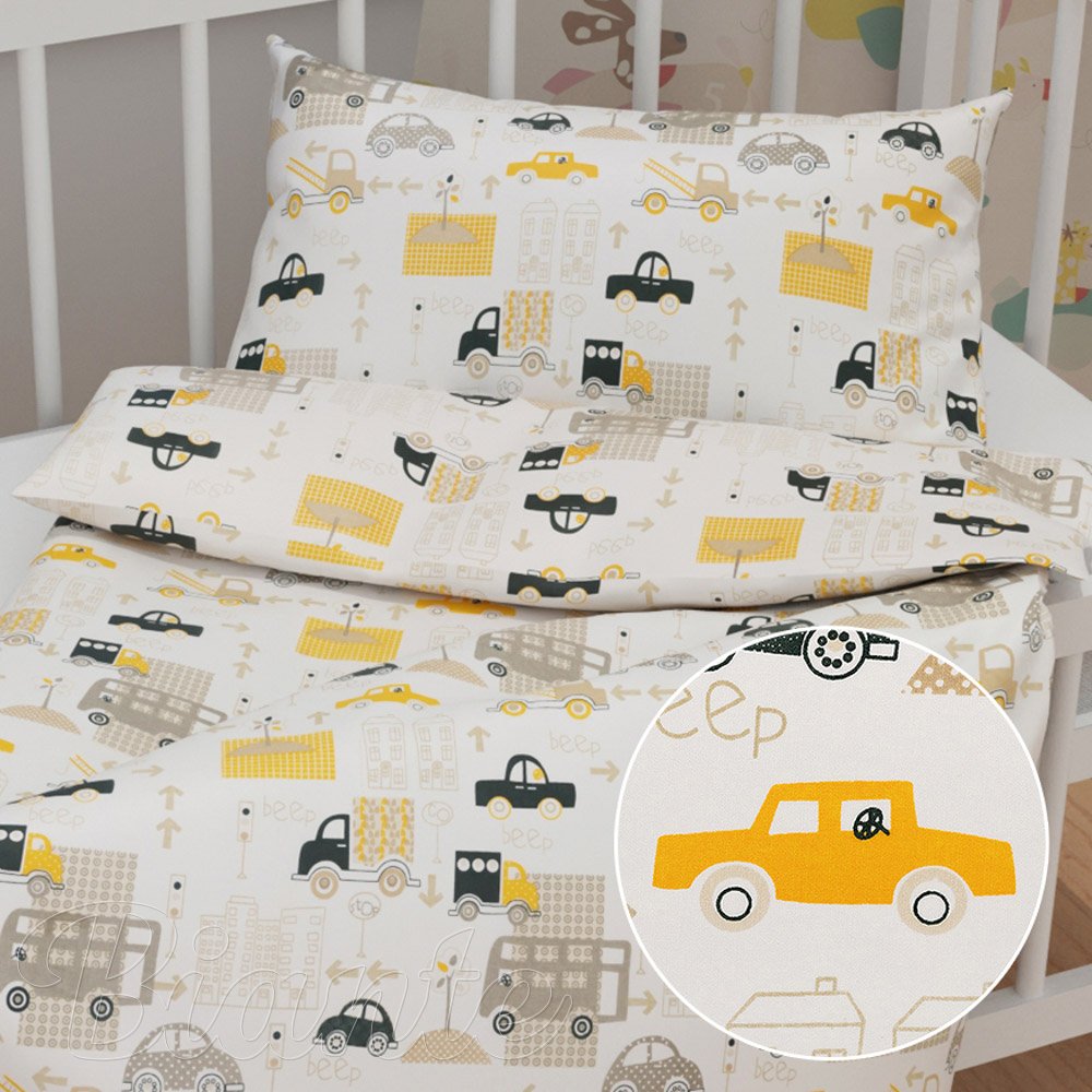 Dětské bavlněné povlečení do postýlky Sandra SA-672 Žlutá a šedohnědá auta ve městě na bílém - Biante.cz