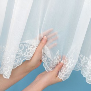 Světle smetanová záclona s perleťově vytkávanou bordurou zámecký vzor do obloučků ZAC-026 výška 300 cm