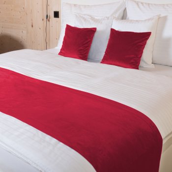 Zamatový prehoz/behúň na posteľ Velvet Prémium SVP-049 Jahodovo červený - Biante.sk Zamatový prehoz/behúň na posteľ Velvet Prémium SVP-049 Jahodovo červený - Biante.sk