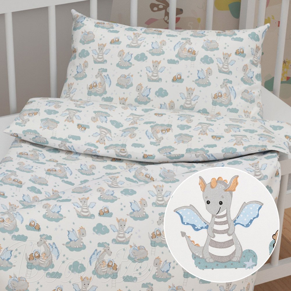 Dětské bavlněné povlečení do postýlky Sandra SA-689 Dráčci s medvídky na modrozelených obláčcích na bílém - Biante.cz