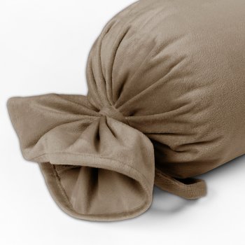 Sametový polštář válec bonbon Velvet Premium SVP-034 Kávově hnědý - detail 1 - Biante.cz