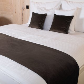 Sametový přehoz/běhoun na postel Velvet Premium SVP-016 Tmavě hnědý - Biante.cz