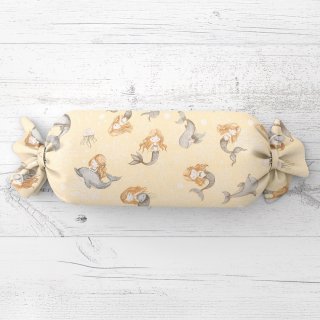 Dětský polštář válec bonbon Sandra SA-670 Šedo-hnědé mořské panny s delfíny na žlutobéžovém - Biante.cz Dětský polštář válec bonbon Sandra SA-670 Šedo-hnědé mořské panny s delfíny na žlutobéžovém - Biante.cz