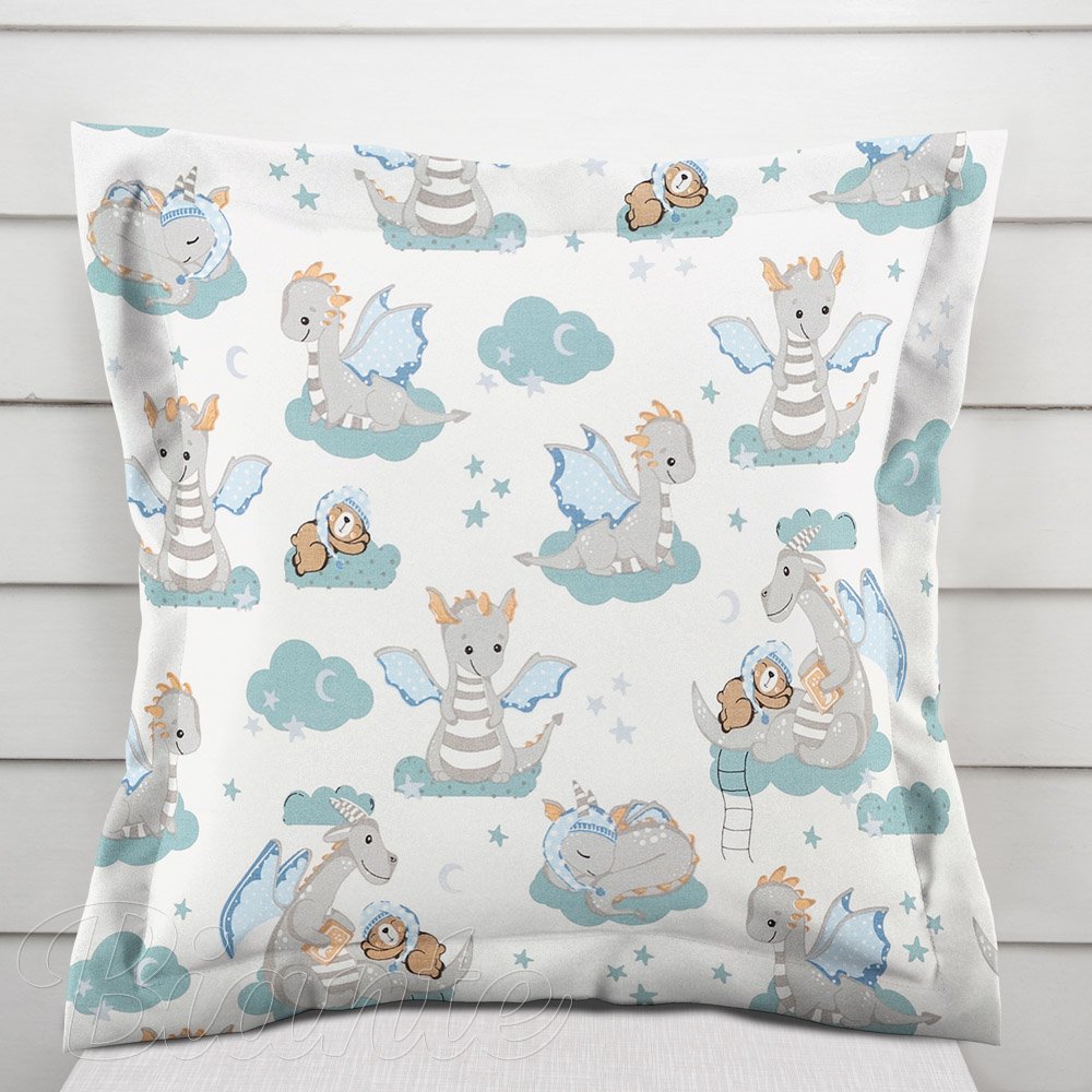 Dětský bavlněný povlak na polštář s lemem Sandra SA-689 Dráčci s medvídky na modrozelených obláčcích na bílém - Biante.cz