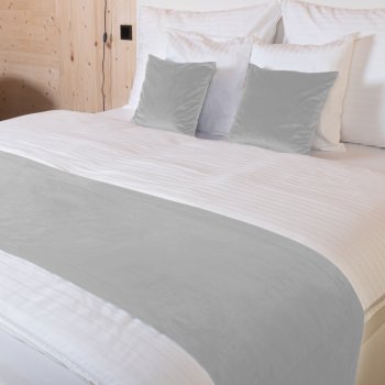 Sametový přehoz/běhoun na postel Velvet Premium SVP-027 Světle šedý - Biante.cz Sametový přehoz/běhoun na postel Velvet Premium SVP-027 Světle šedý - Biante.cz