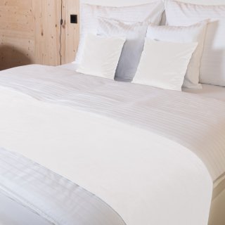 Sametový přehoz/běhoun na postel Velvet Premium SVP-024 Krémově bílý - Biante.cz Sametový přehoz/běhoun na postel Velvet Premium SVP-024 Krémově bílý - Biante.cz
