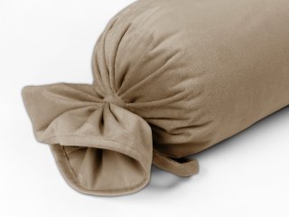 Zamatový vankúš valec bonbon Velvet Prémium SVP-026 Kávovo béžový - detail 1 - Biante.sk Zamatový vankúš valec bonbon Velvet Prémium SVP-026 Kávovo béžový - detail 1 - Biante.sk